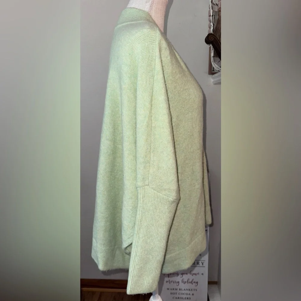 Anthropologie Pistachio oversized ribbed sleeve Sweater. Size M GUC.